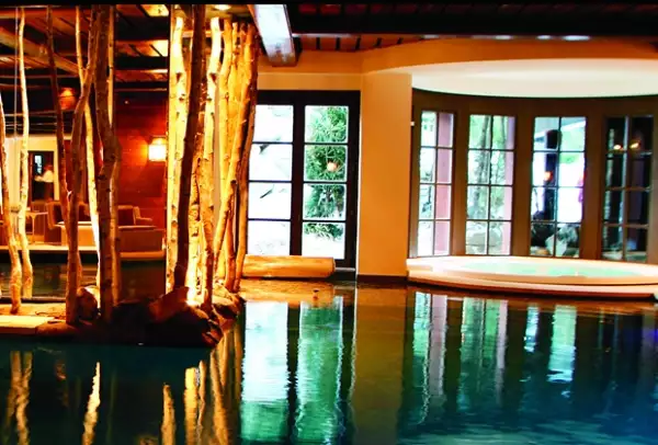 La alberca hecha de roca se funde con el ambiente de la montaña.