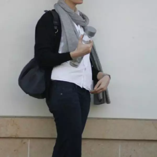 Karolina Kurkova espera a una amiga en Beverly Hills, California.