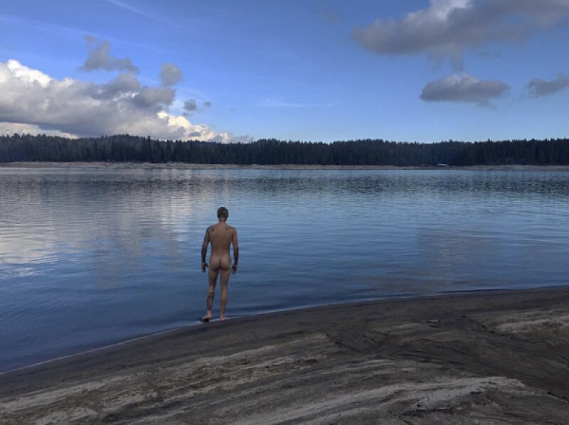 El cantante se fotografió de nuevo desnudo.