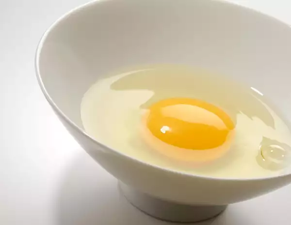 Las claras de huevo ayudan a deshacer el exceso de aceites en la piel.