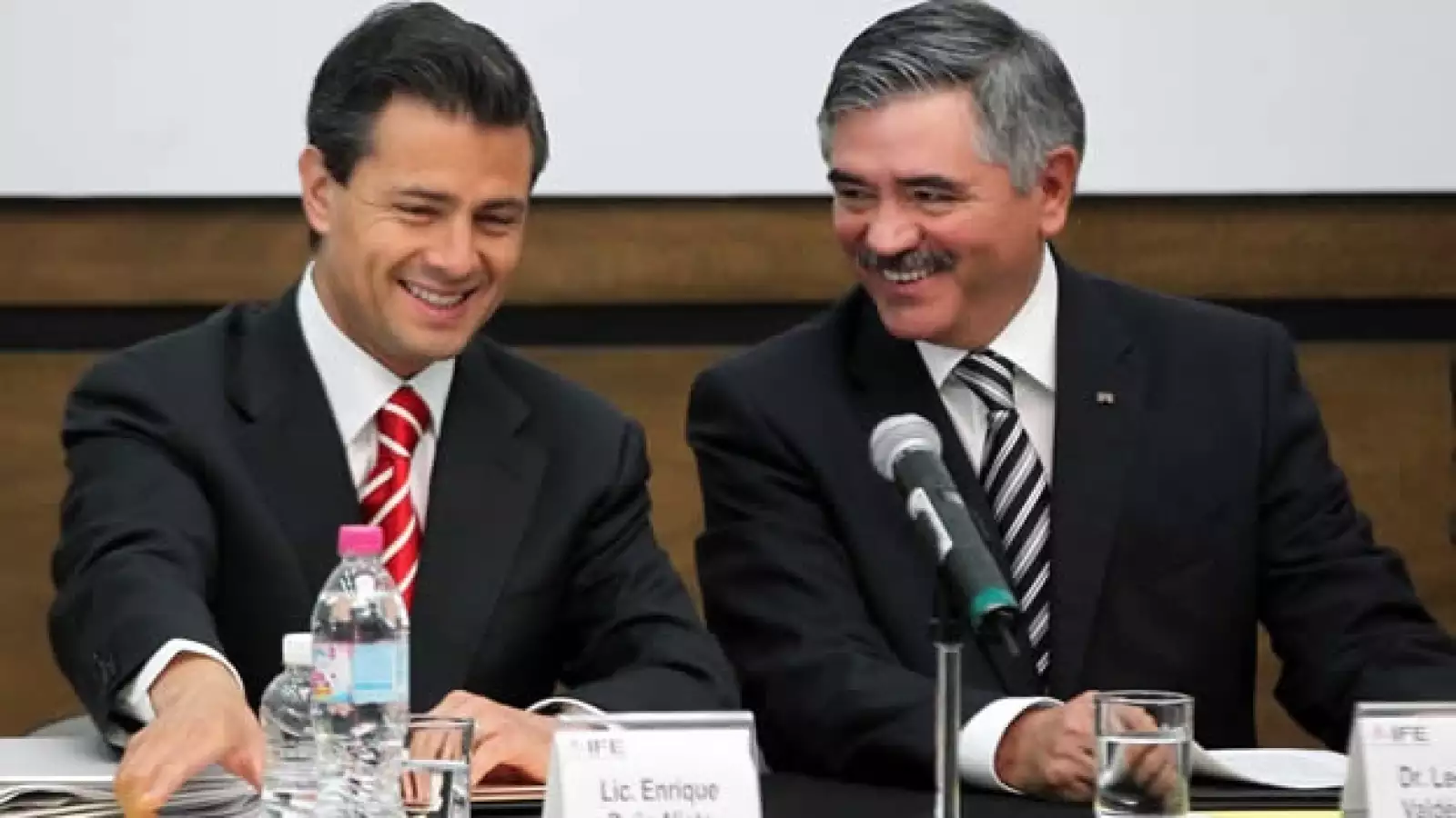 Peña Nieto sonríe junto a Leonardo Valdés