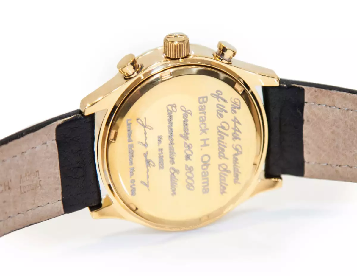 Los relojes tienen los años de mandato de Obama en la parte inferior.
