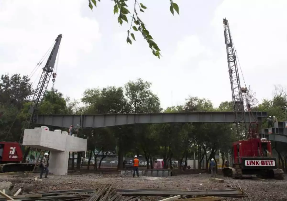 Trabajos de construcci�n de puente vehicular en Circuito Interior R�o Churubusco