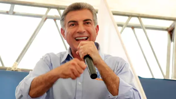 El abanderado de la coalición panista afirma que no defraudó a ningún ciudadano al "brincar” de alcalde rumbo a la gubernatura del estado.