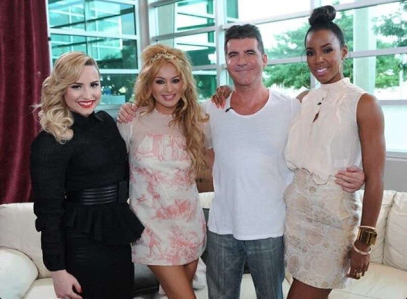Simon Cowel con sus `hijas´ en The X Factor.