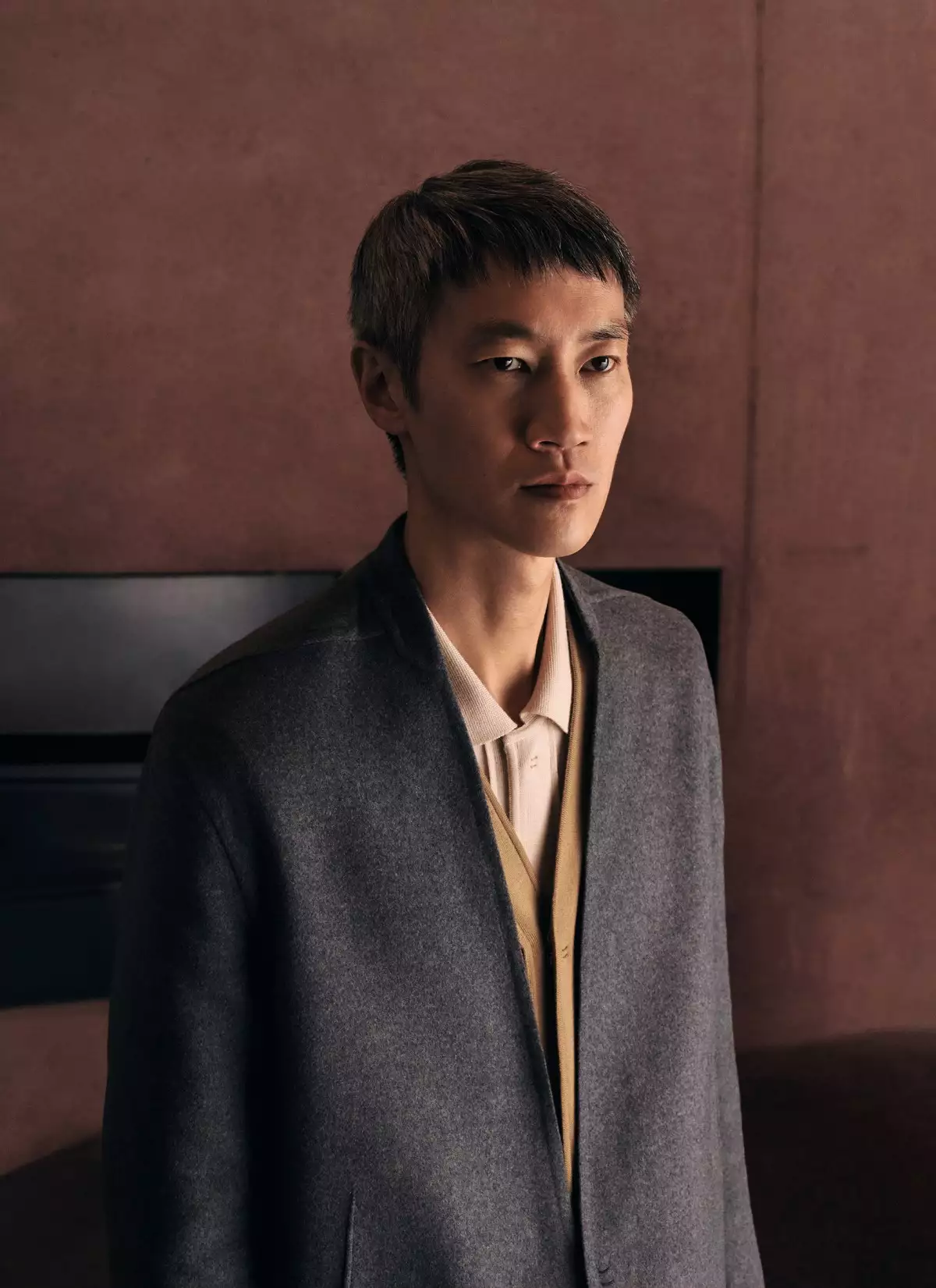 Un hombre con camisa, chaleco y saco de la colección Zegna Fall Winter 23 Oasi Cashmere