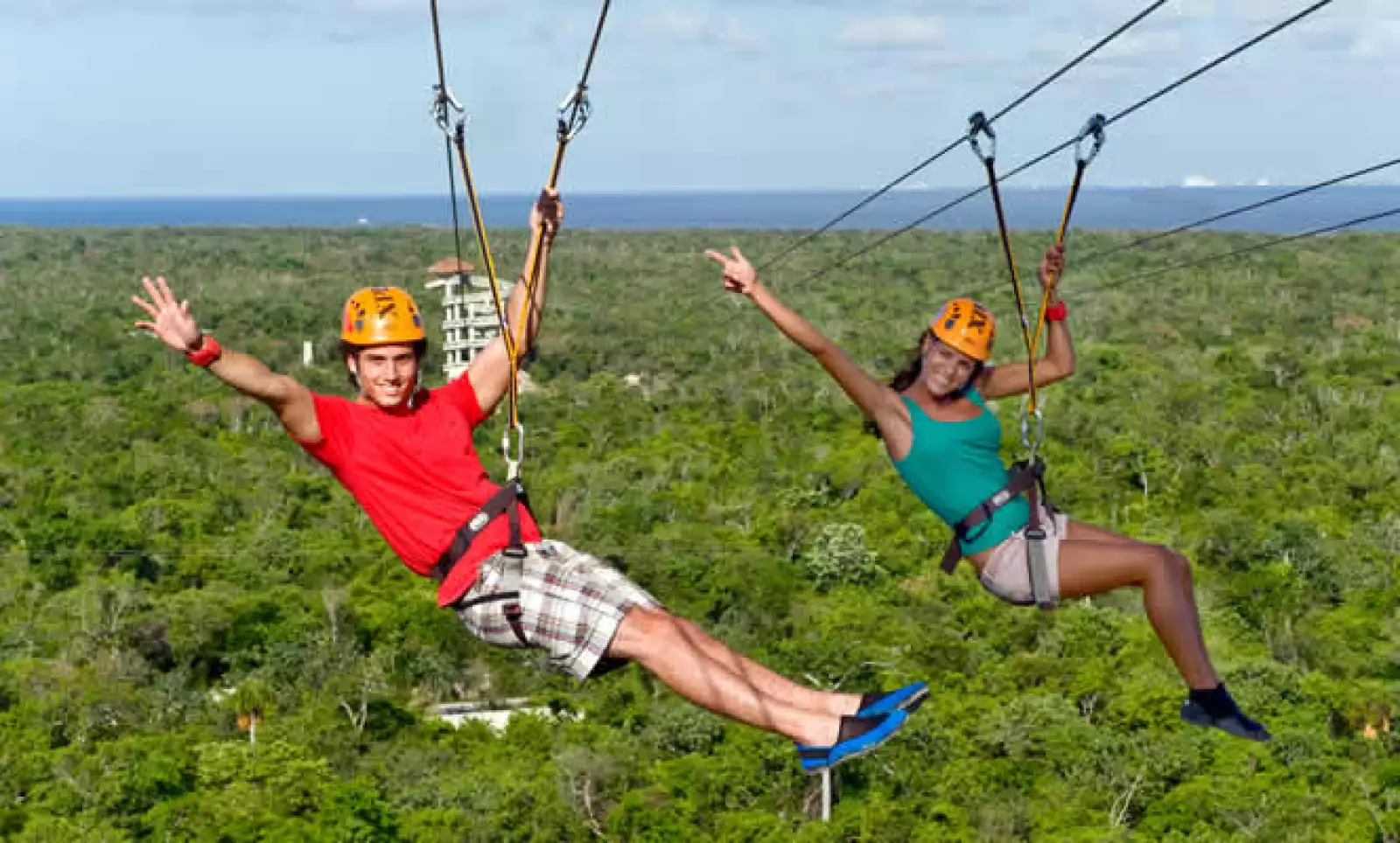 Con un recorrido total de 3.8 km, podrás desafiar tus miedos a una altura de 40m en alguna de las 13 tirolesas del parque.