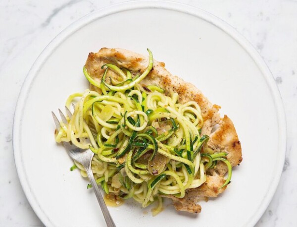 Uno de los platillos favoritos de Gwyneth es el pollo con Noodles de Zucchini.