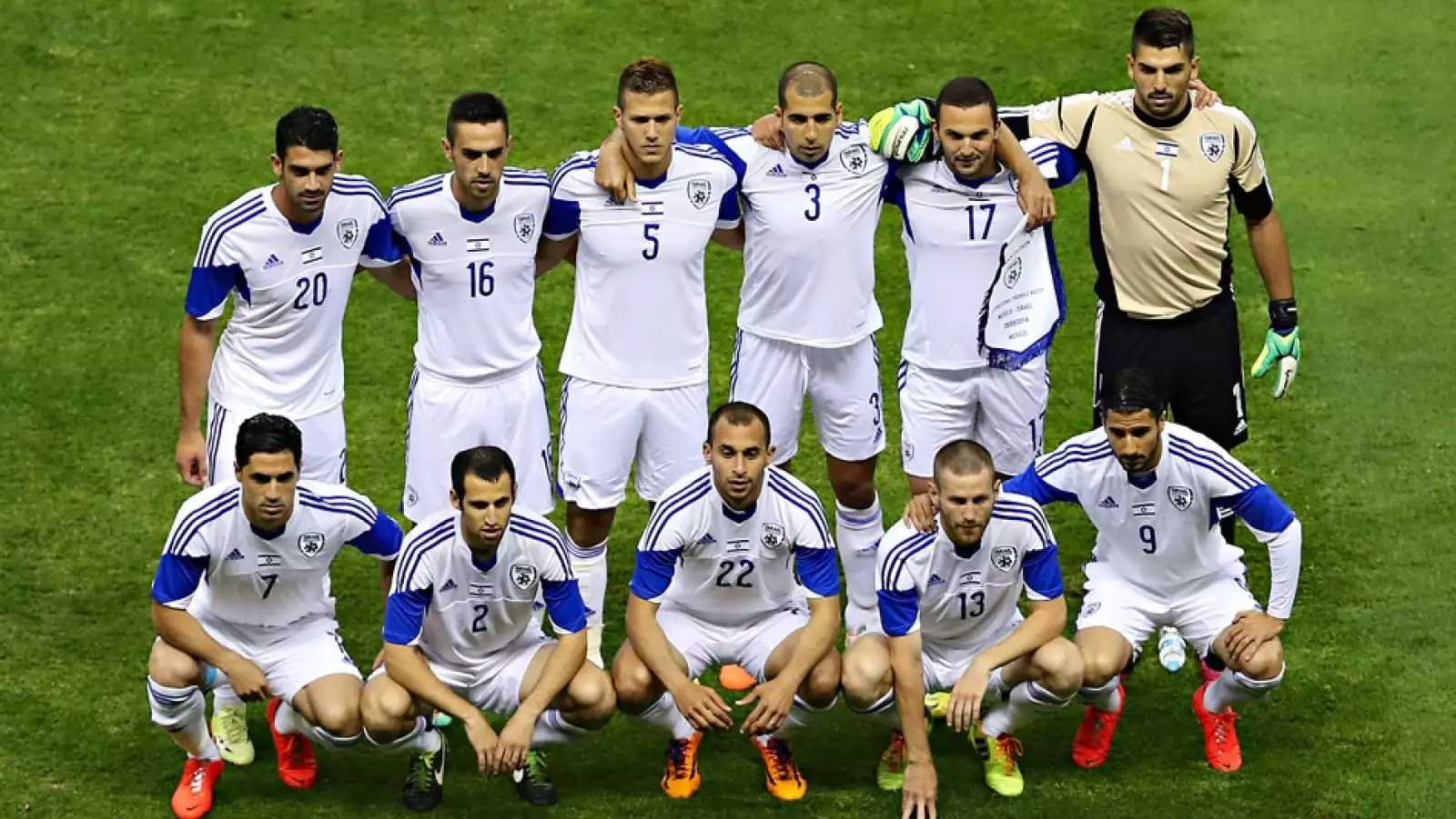 Los jugadores de Israel en la clásica foto del cuadro inicial del partido