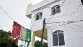 Una bandera desgarrada y los hoyos de las balas se observan en la fachada del Palacio Municipal de San Miguel Totoloapan, ayer un comando armado asesinó a 20 personas en su interior, entre ellas el presidente municipal Conrado Mendoza.
