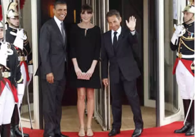 El presidente Barack Obama con su homólogo francés Nicolas Sarkozy (d) y su esposa Carla Bruni en el inicio de la reunión del G8. (Foto: Reuters)