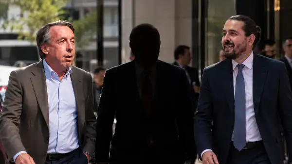 Emilio Azcárraga Jean y Amaury Vergara aparecen a los lados de Valentín Diez Morodo que aparece sombreado, en una composición relacionada con el futbol mexicano.
