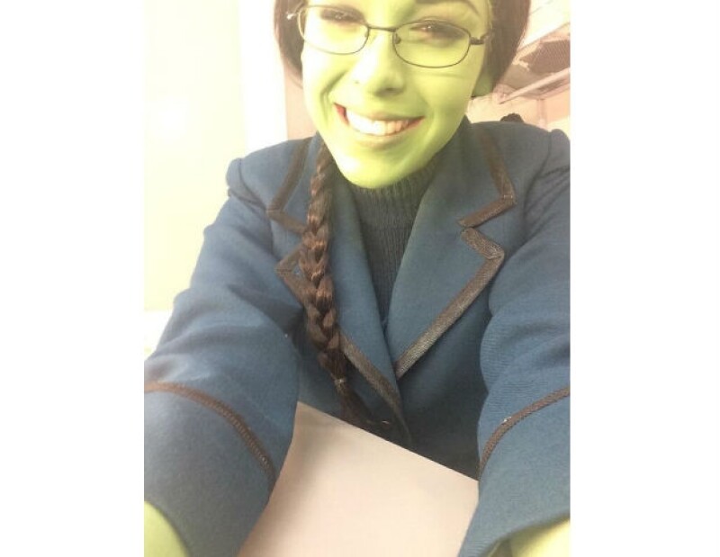 Danna Paola, la bruja de "Wicked" también apoya a México.