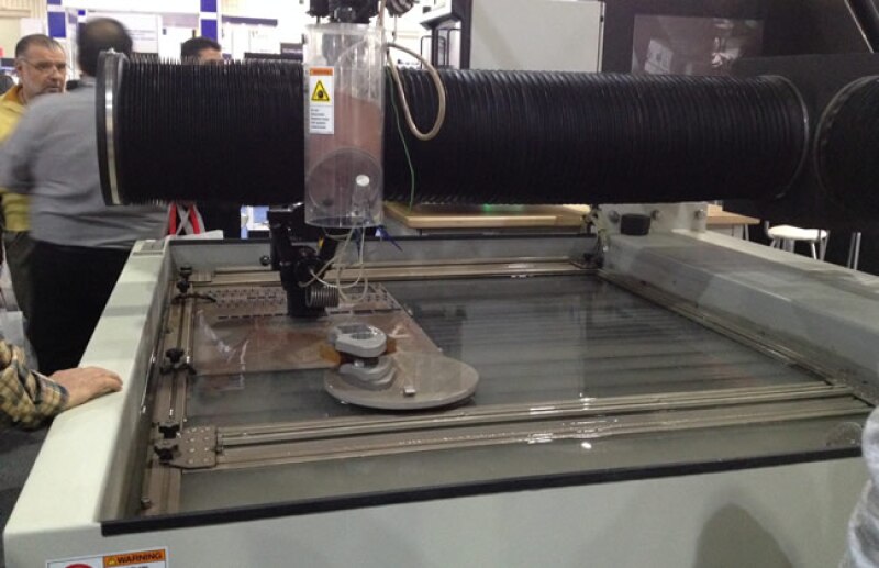 Omax Waterjets les mostr� el desempe�o de una cortadora que funciona con base agua