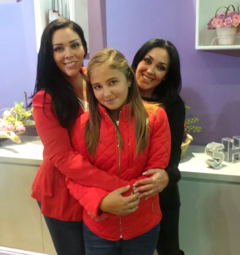Durante la inauguración de su tienda de regalos, la hermana de Anahí y su madre fueron cuestionadas al respecto del futuro enlace. Ambas aseguraron estar más que felices por el acontecimiento.