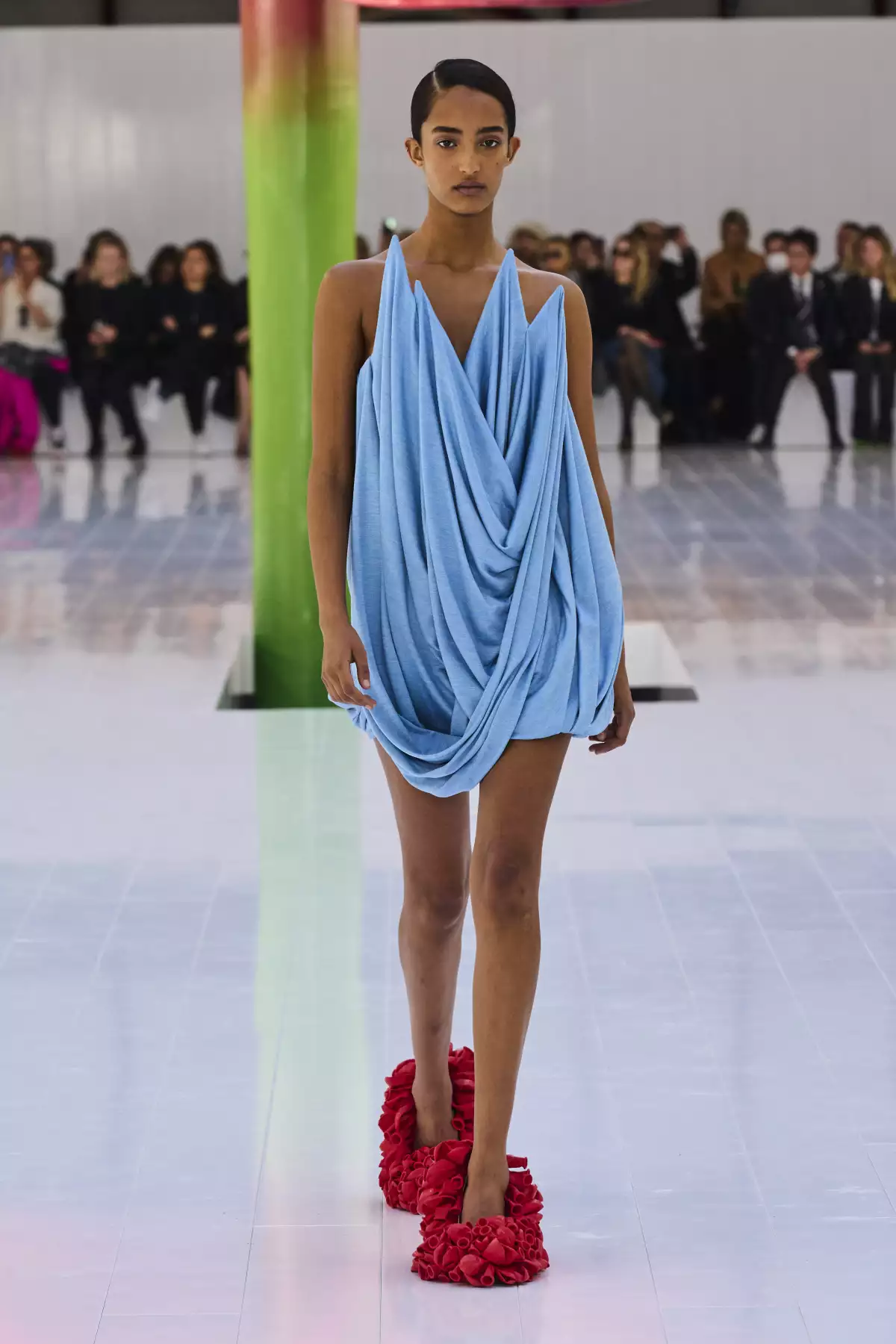 Emma Watson lleva el vestido "mágico" de Loewe en la campaña de Renais.