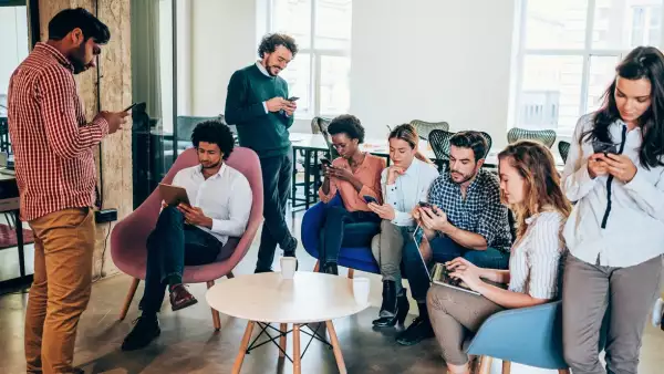 Millennials y centennials, ¿los menos comprometidos con el trabajo?