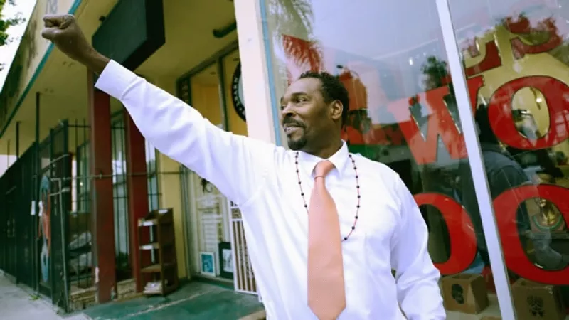 Rodney King levanta su puño a seguidores