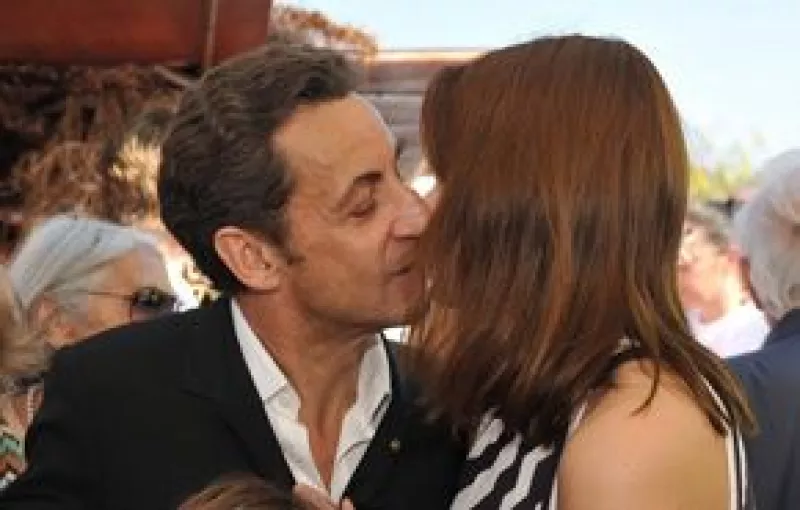 Al matrimonio le llamó la atención la exclusiva propiedad de 700 metros cuadrados, de dos plantas y con jardín. En ese mismo edificio posee un piso el líder de The Rolling Stones, Mick Jagger.