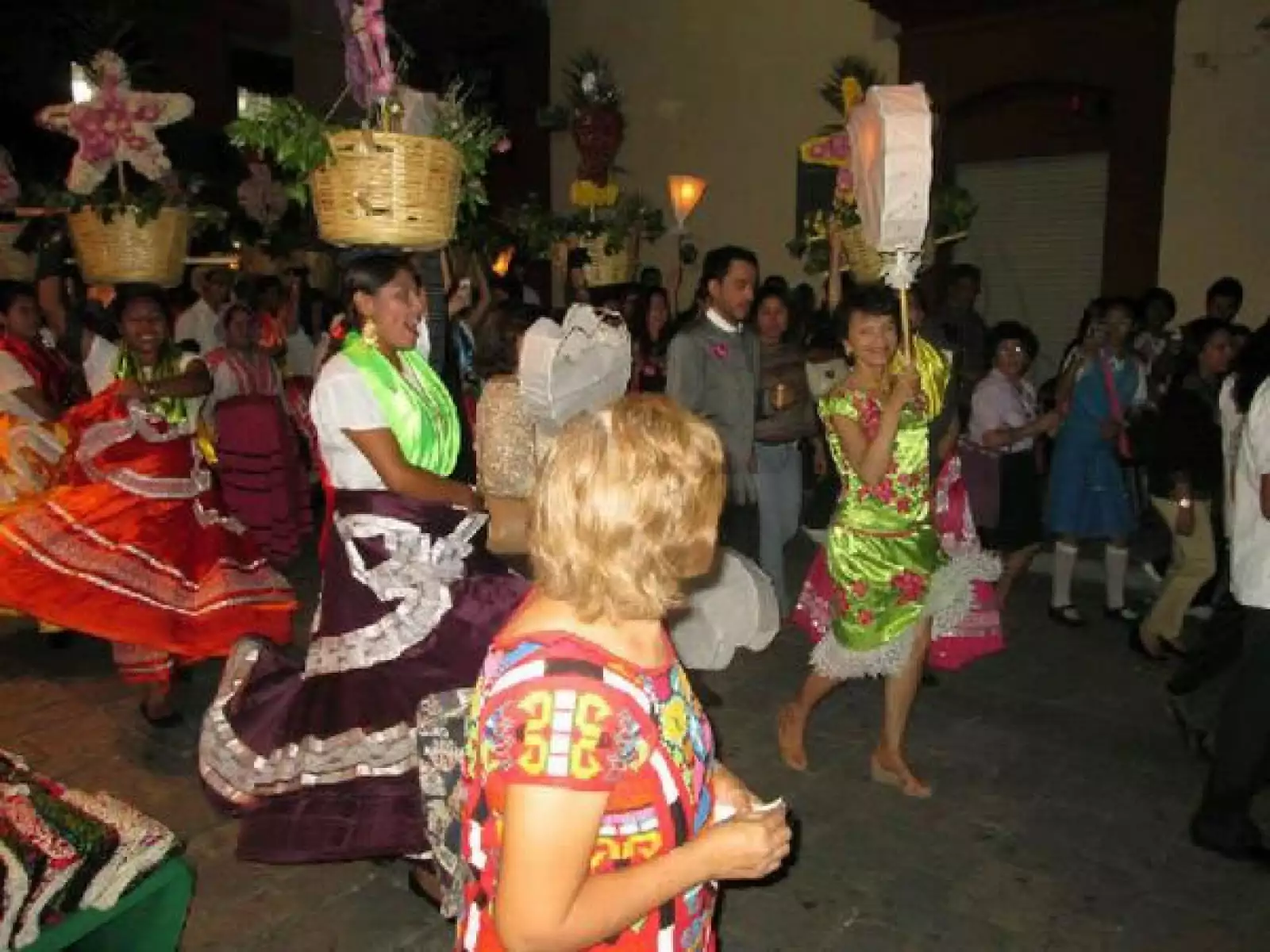 El viernes realizaron diferentes actividades típicas de la zona, por ejemplo la Calenda, festividad tradicional del lugar donde los novios y todos los invitados desfilan por las calles acompañados de danzantes y música a manera de dar a conocer al pueblo que habrá una boda.