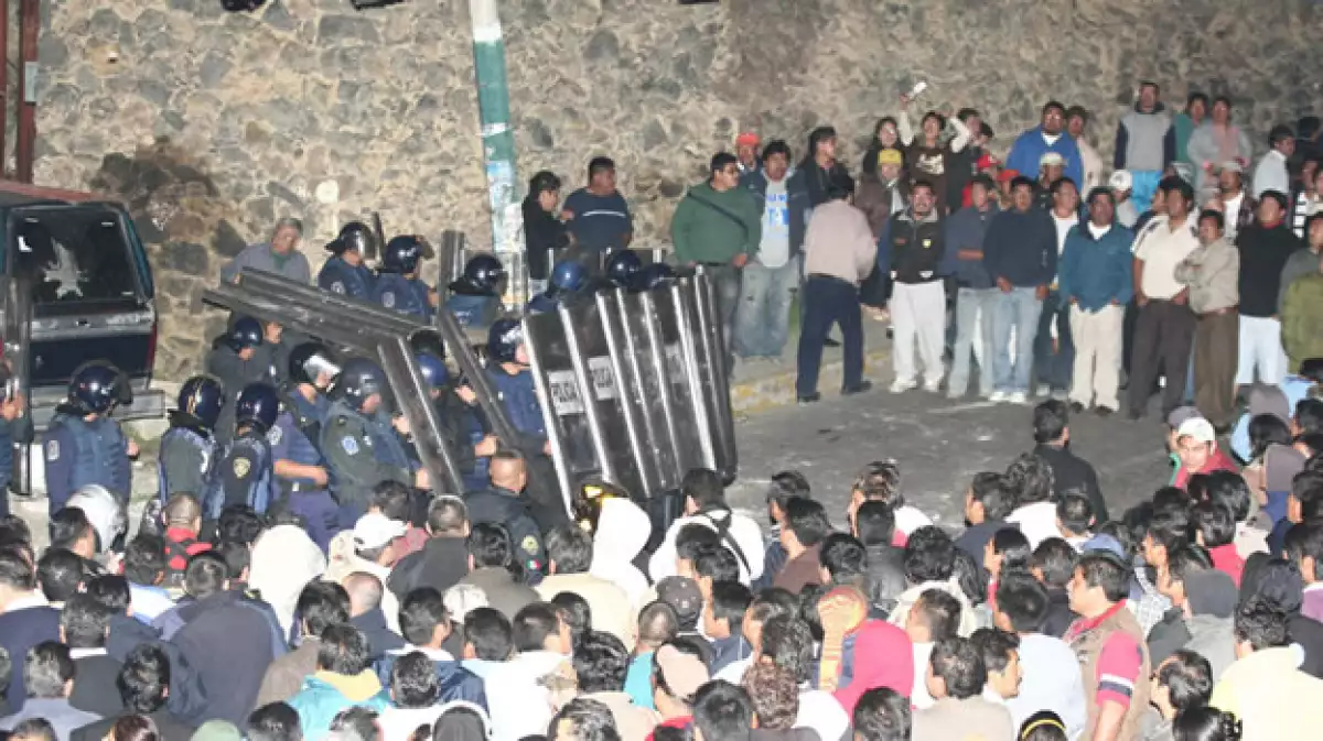 Policías federales y capitalinos se enfrentaron con habitantes de Milpa Alta