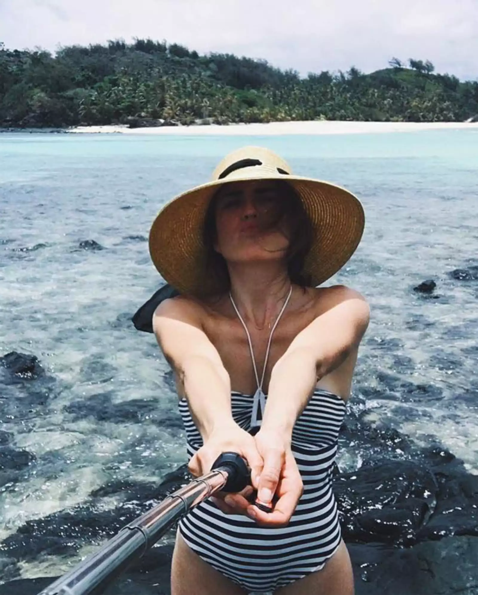 Karla Souza selfie en el mar