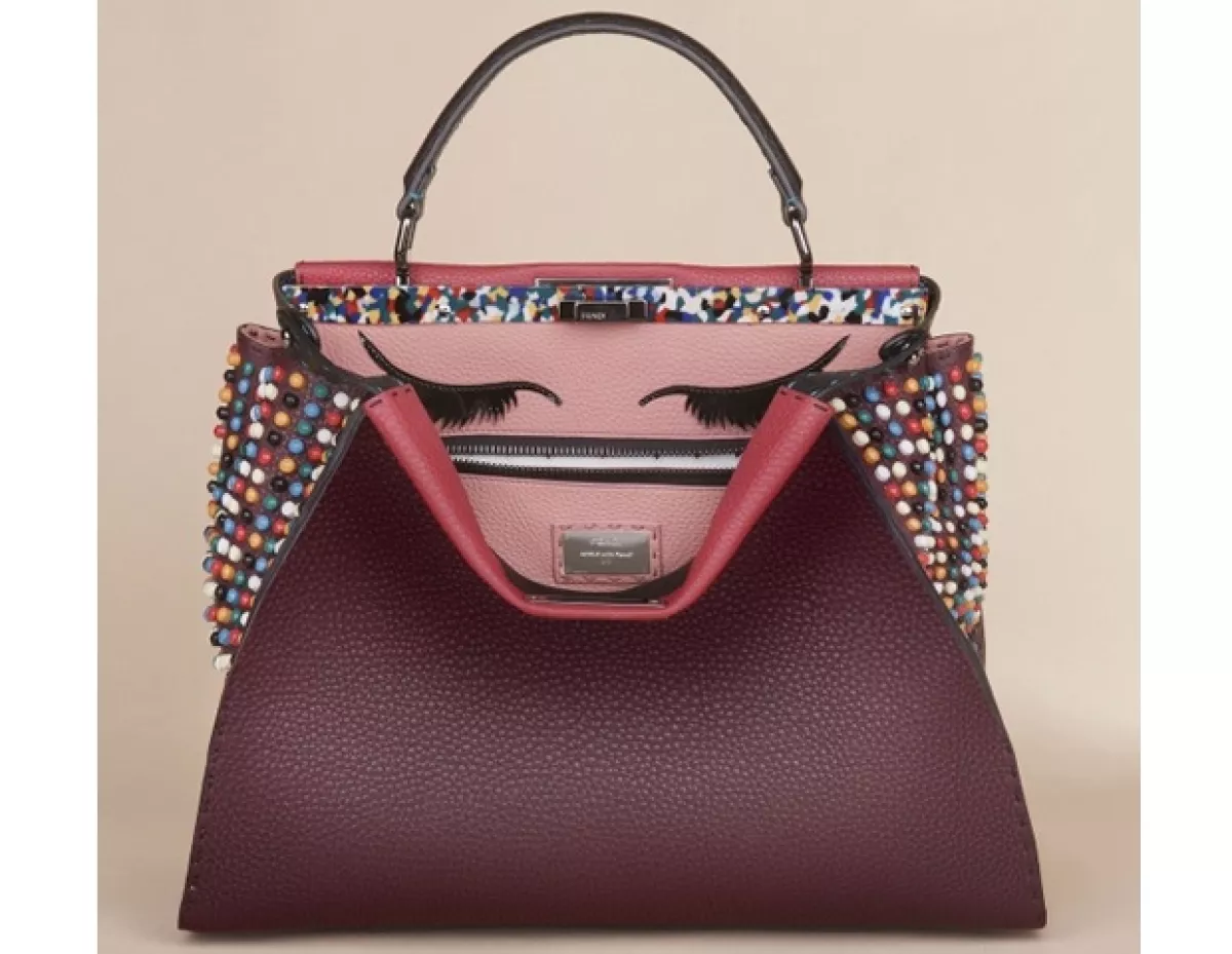 Esta es la bolsa que diseñó Adele como una de las 10 creaciones para la colección Peekaboo de Fendi