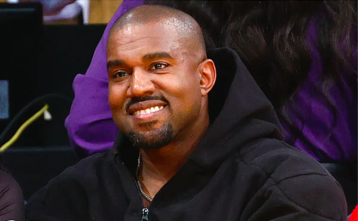 kanye-west-arroja-celular