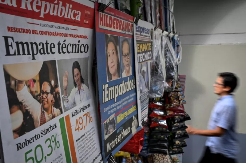 Vista de las portadas de los periódicos exhibidas en un quiosco en Lima el 8 de junio de 2026, el día después de la segunda sección de las elecciones.