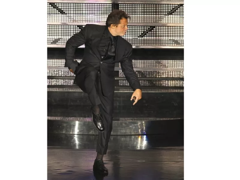 Anoche Luis Miguel ofreció el primero de los 16 conciertos que dará en nuestro país ante más de 10 mil personas que estaban ansiosas por verlo y que no pararon de corear sus canciones.