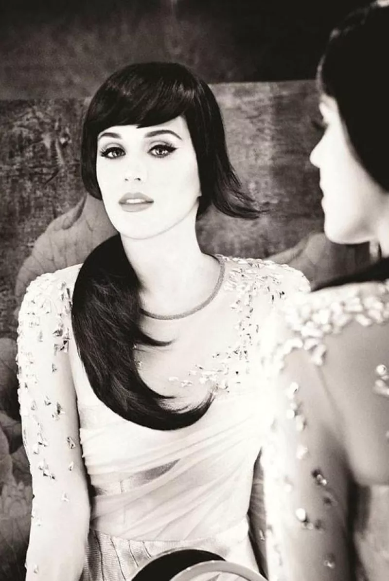 La cantante estadounidense sorprendió al posar muy elegante para la campaña de una prestigiosa marca de planchas para el pelo.