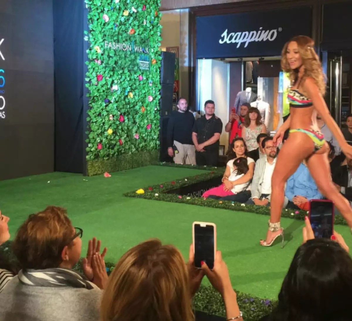 La actriz habló a los medios durante un desfile de trajes de baño.