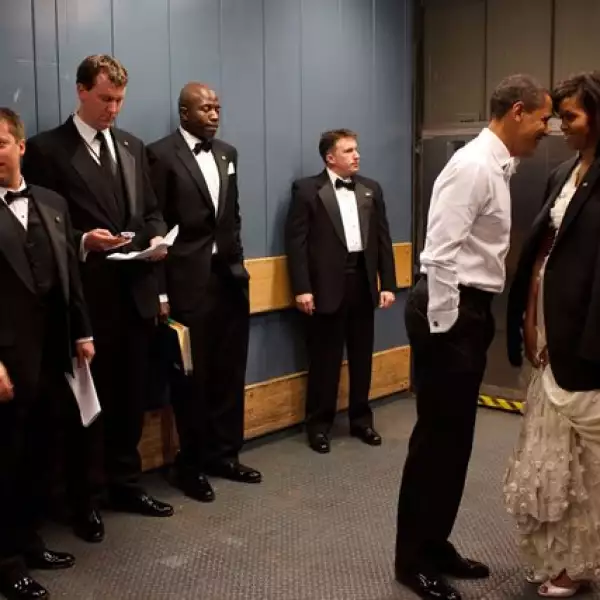 Obama y su esposa, Michelle, tiene un momento de privacidad en el elevador antes de la Inaugural Ball por su victoria.