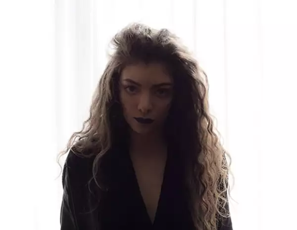 `Estoy muy emocionada por trabajar con MAC en esta línea de productos, que estoy segura usaré todo el tiempo´, firmó Lorde a The Cut.