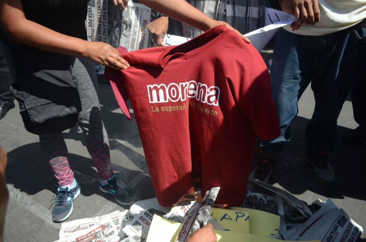 XALAPA, VERACRUZ, 05JUNIO2018.- Un grupo de personas provenientes del municipio de Emiliano Zapata y vestidos con playeras de MORENA protestaron en la plaza Sebastian Lerdo quemando cartulinas y las mismas playeras que portaban en contra de dicho partido político.
FOTO: ALBERTO ROA /CUARTOSCURO.COM