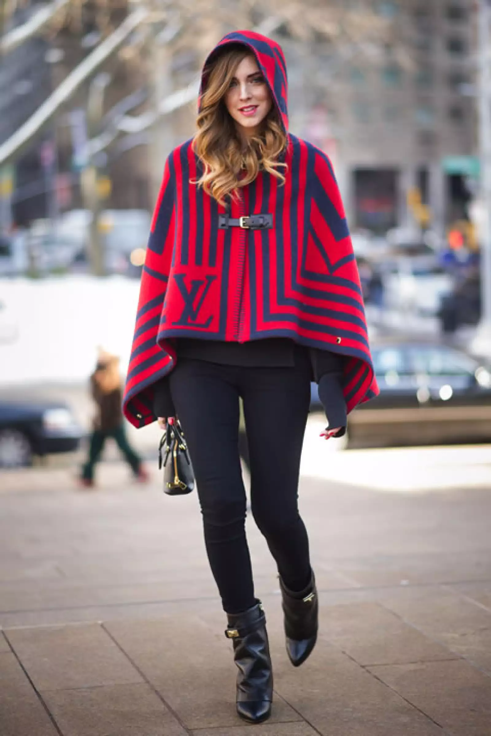 Un poncho no es una pieza fácil de lucir, pero este Louis Vuitton le queda espectacular.