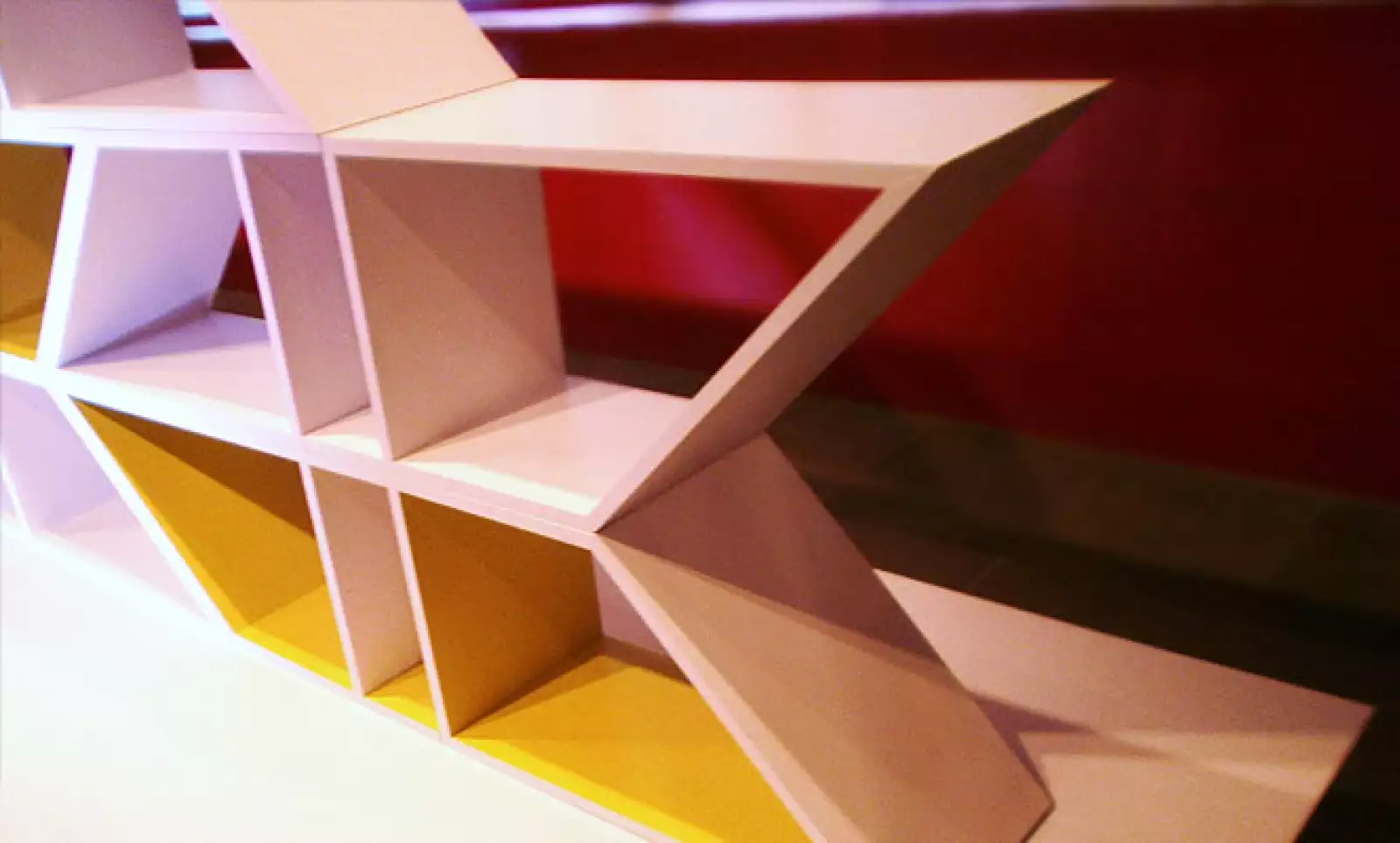 2.	Nuup, que significa “acoplar” en lengua maya, es un elemento multifuncional, hecho con MDF, que se adapta a las necesidades del usuario y a la organización del espacio. Diseño: Karla Alicia González palacio.