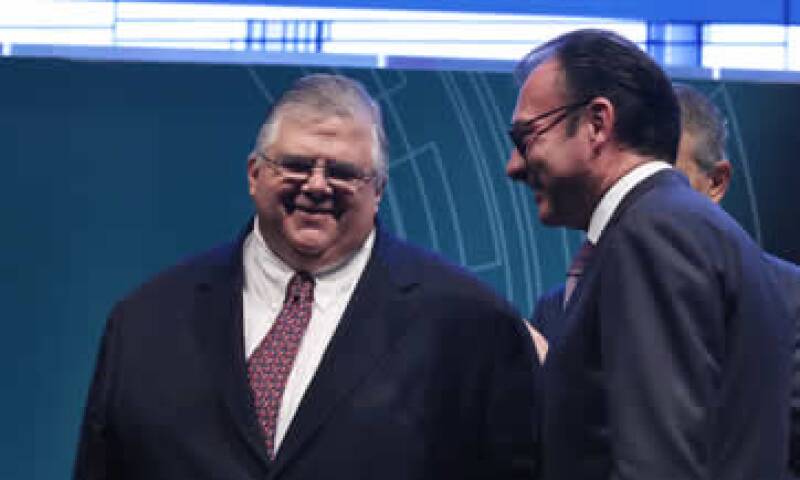 El Gobernador de Banxico, Agustín Carstens, y el secretario de Hacienda, Luis Videgaray, dieron el anuncio en conferencia. (Foto: Cuartoscuro)