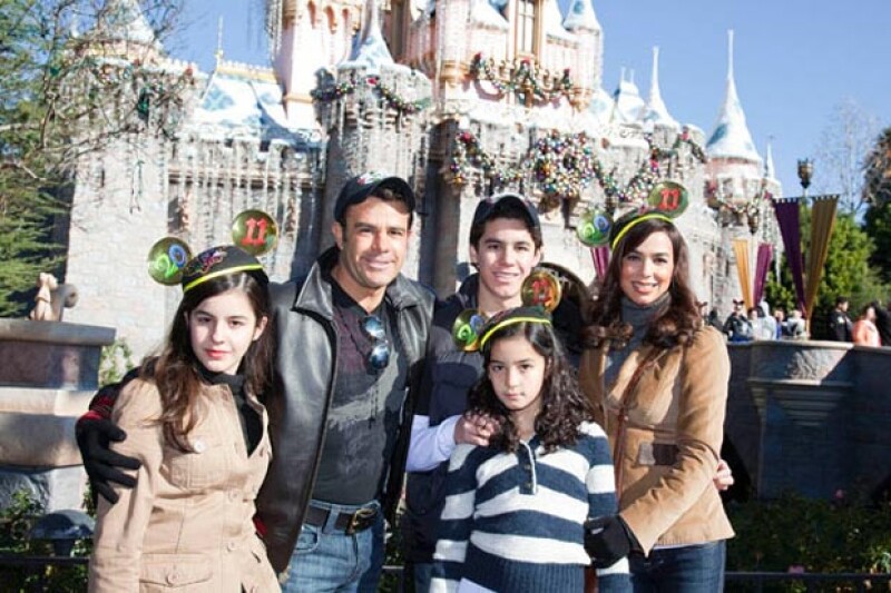 La familia se compone por Eduardo, Bibi y sus tres hijos, Alejandra, Ana Paula y Eduardo.