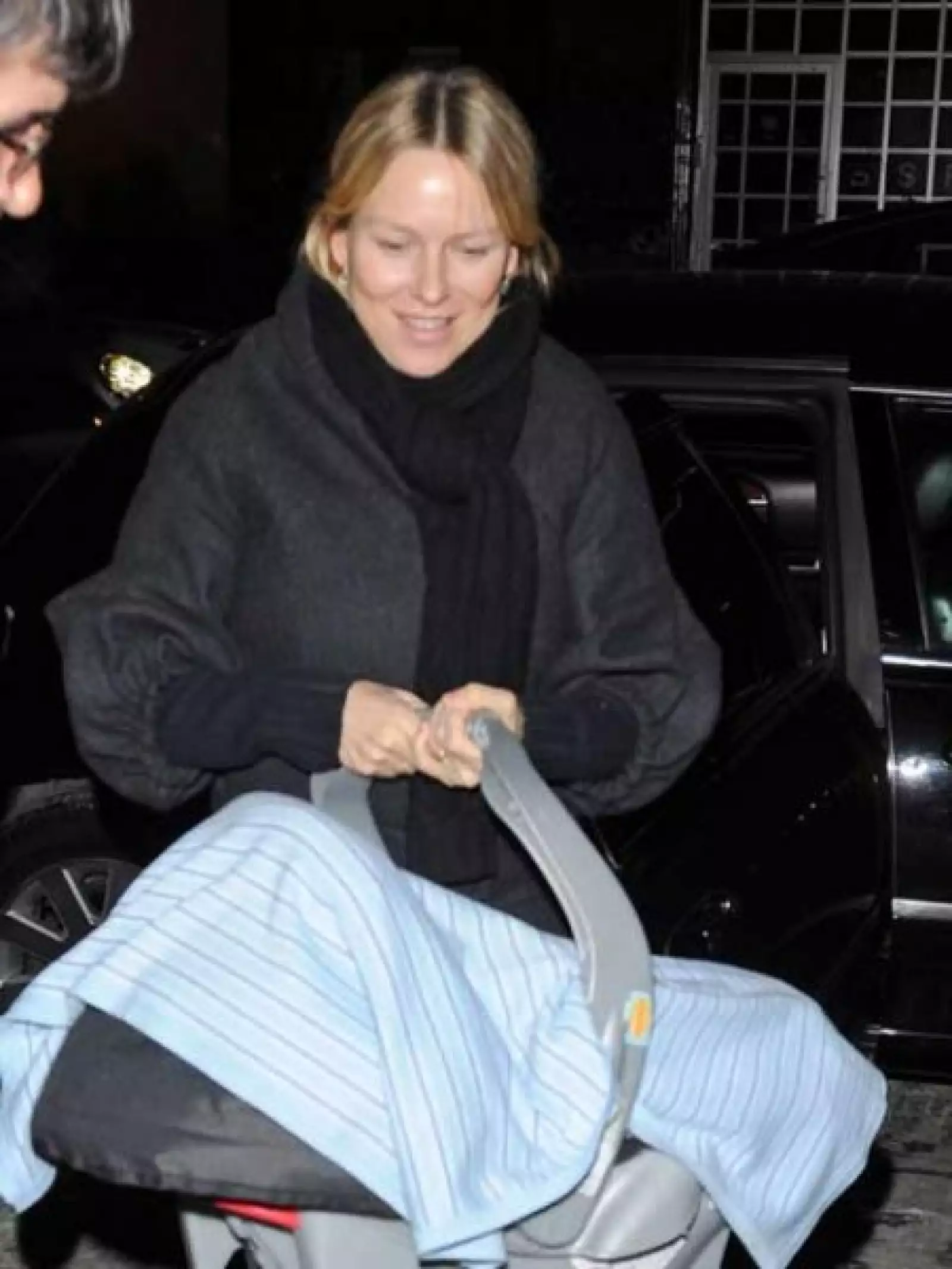 Naomi Watts es otra feliz mamá de Hollywood y en la imagen aparece con su bebe a pocos días de nacido en Nueva York.
