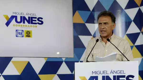 El abanderado del PAN-PRD acusó al gobernador de Veracruz por supuestos desvíos de más de 3,000 millones de pesos.