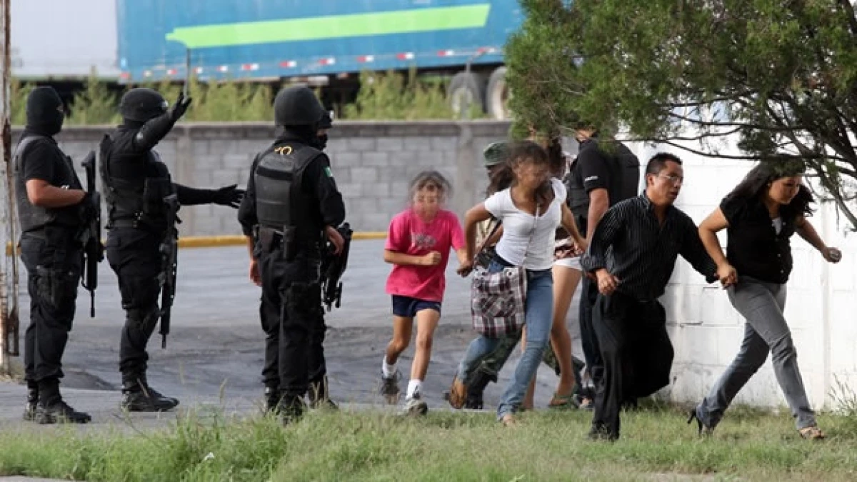 gente corriendo, soldados