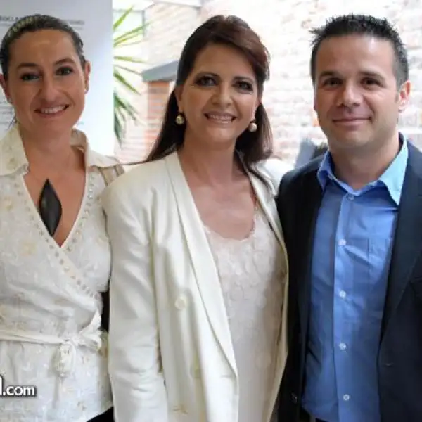 Elena de Martínez,Monica Ruíz y Rubén Martínez