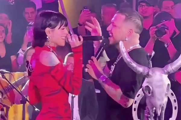 Cazzu y Christian Nodal cantan en Metepec