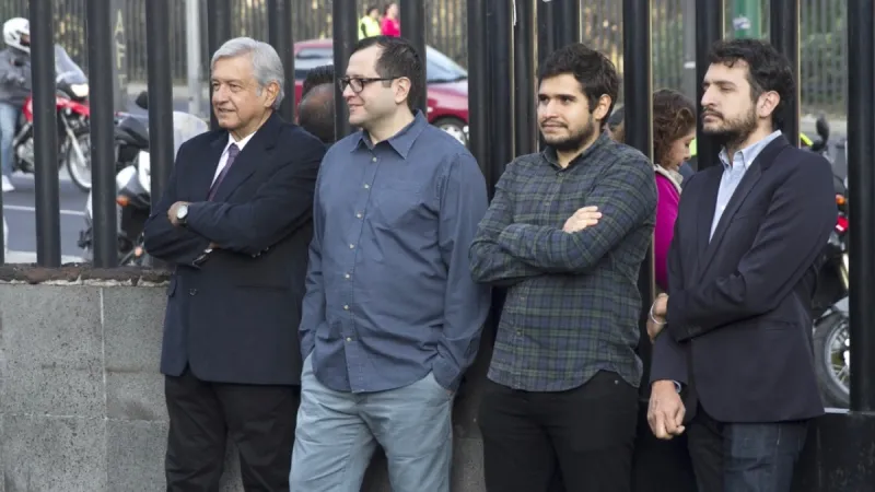 Andrés Manuel López Obrador en el lado izquierdo de la imagen, acompañado por tres de sus hijos. 