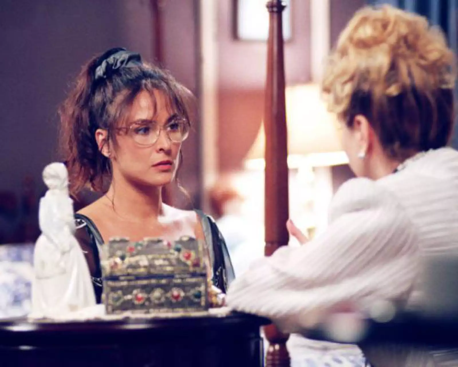 Lorena inició su carrera en las novelas con las dos versiones de Alcanzar una Estrella en 1990.