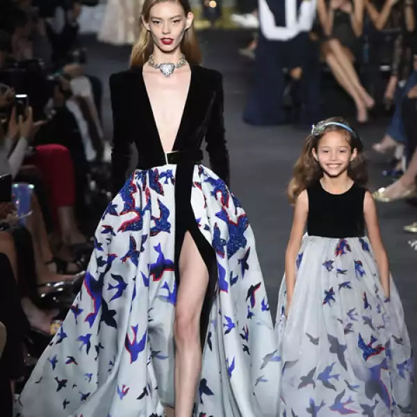 Lo que caracterizó a esta pasarela, fue la versión mini que acompañaba a algunas de