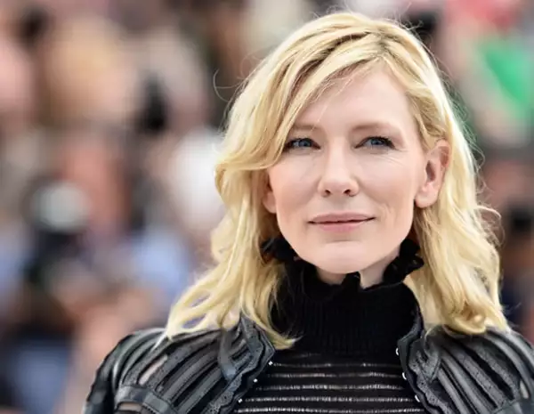 Si tienes una piel muy blanca como Cate Blanchett de 46 años, recuerda cuidar más tu piel para evitar que se truenen los vasos capilares.