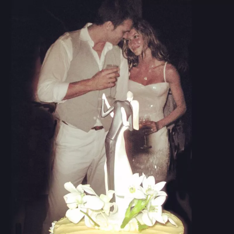 Hoy la guapa brasileña y el jugador de la NFL cumplen seis años de casados, por lo que ambos publicaron las más amorosas fotos para celebrarlo.