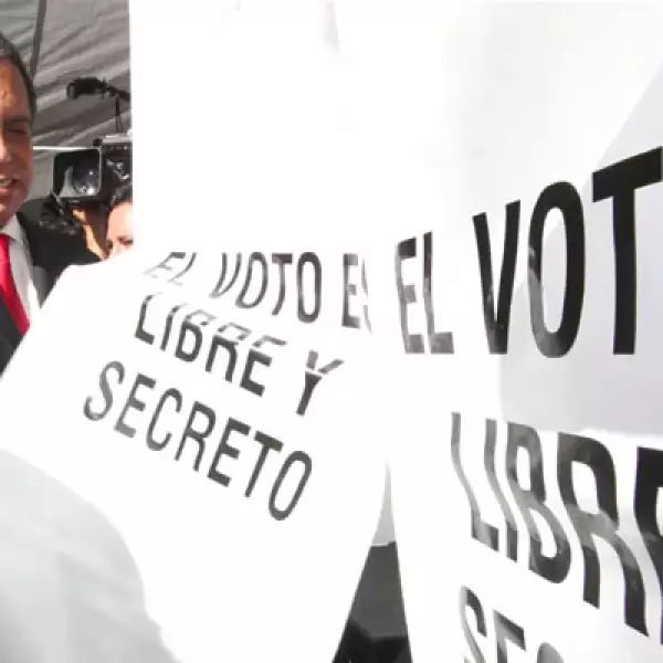 El gobernador Fidel Herrera Beltrán se presentó a temprana hora a emitir su voto en la casilla 2053.